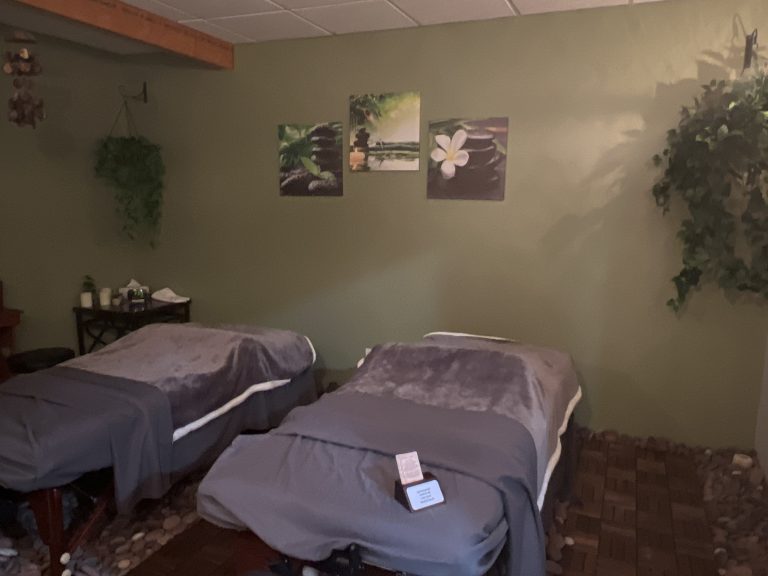 couples massage 768x576